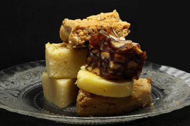 Tabaktaki şekerler. Siyah bir arkaplanda