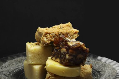 Tabaktaki şekerler. Siyah bir arkaplanda