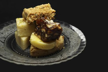 Tabaktaki şekerler. Siyah bir arkaplanda