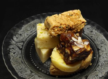 Tabaktaki şekerler. Siyah bir arkaplanda