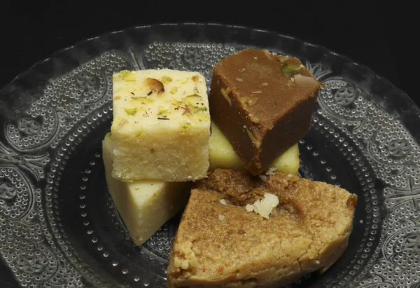 Tabaktaki şekerler. Siyah bir arkaplanda