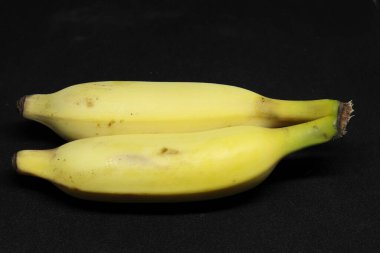 iki sarı muz. Siyah arkaplan