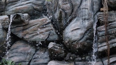 Yapay kaya suya dökülüyor.