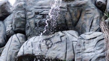 Yapay kaya suya dökülüyor.