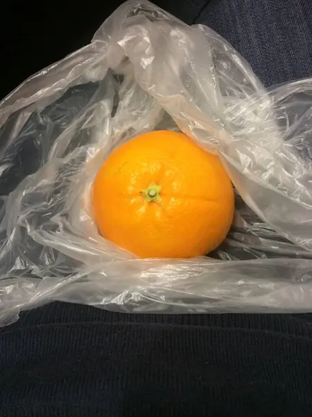 Спелый и сочный апельсин из полиэтилена — стоковое фото