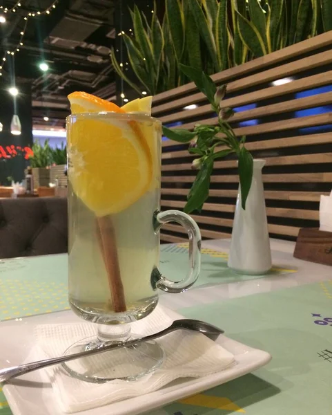 Yeşil çay ve sarı çaydanlık