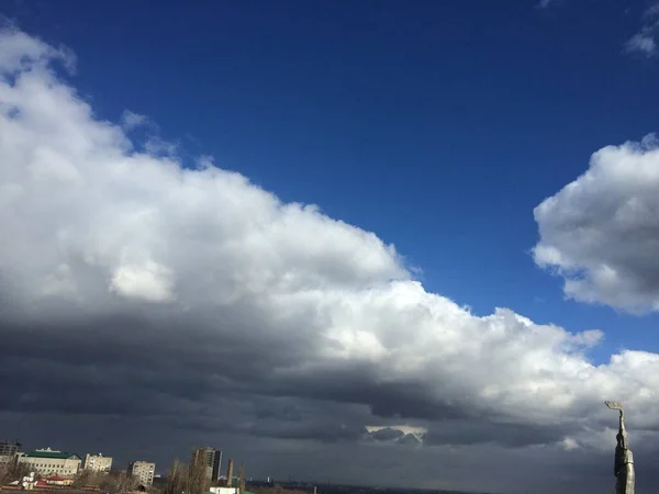 Immagine di uffici finestre quadrate per vedere cielo blu e nuvole bianche sullo sfondo. Dnipro — Foto Stock