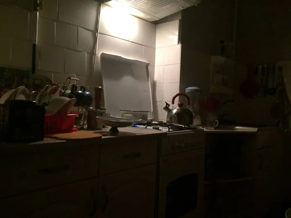 Akşam, mutfak, ocakta çaydanlık. Kış geldi.