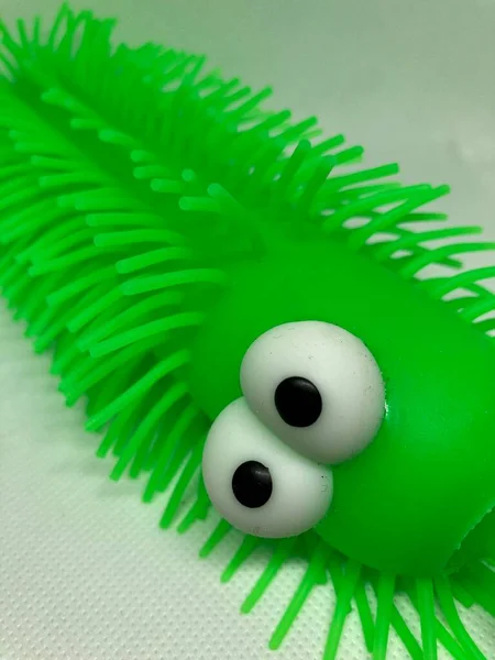 Beyaz arka planda komik yeşil oyuncak