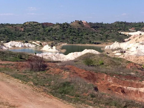 Ukrayna 'da terk edilmiş bir köyün yakınında.