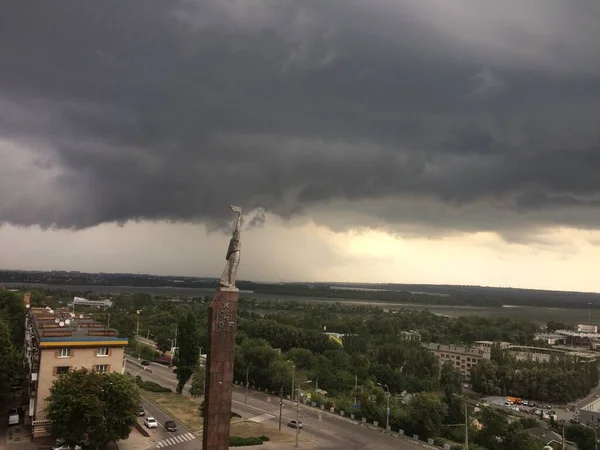 Monument av ära i Dnepr mot bakgrund av regn moln — Stockfoto