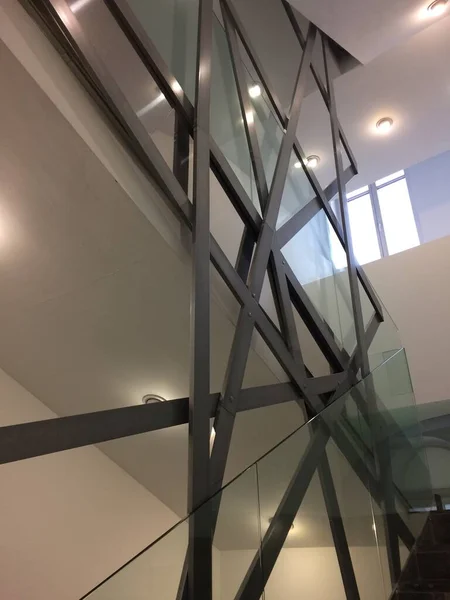 Beş katlı bir binada alışılmadık merdiven korkulukları.