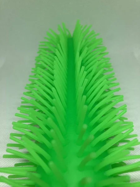 Смішна зелена іграшка на білому тлі — стокове фото