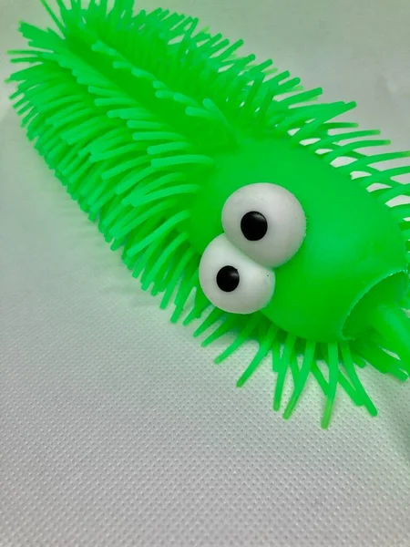 Beyaz arka planda komik yeşil oyuncak