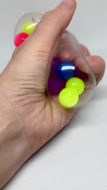 Juguete suave antiestrés con bolas de colores — Vídeo de stock
