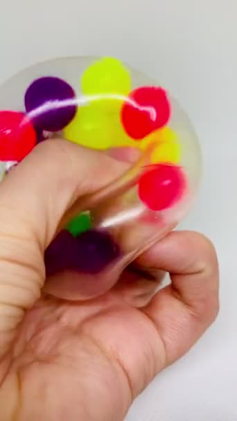 Miękka zabawka antystres z kolorowymi kulkami — Wideo stockowe