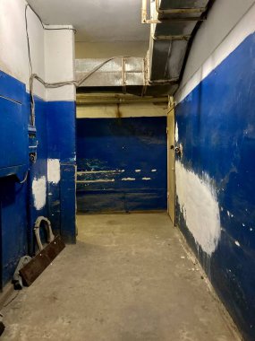 Ukrayna. Bodrum bir bomba sığınağına benziyor. Korkunç koridorlar.