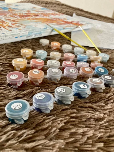 Yaratılış. Sayılara göre boya, fırça ve resim