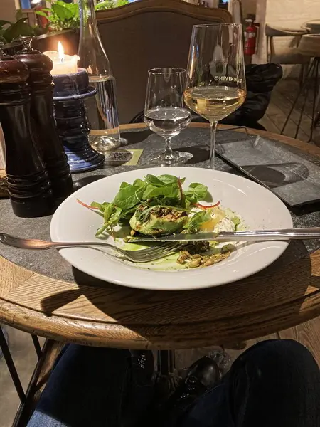 Lokantada hafif bir akşam yemeği ve bir kadeh şarap.