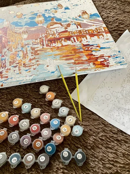 Yaratılış. Sayılara göre boya, fırça ve resim