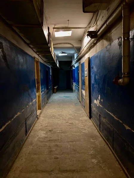 Ukrayna. Bodrum bir bomba sığınağına benziyor. Korkunç koridorlar.