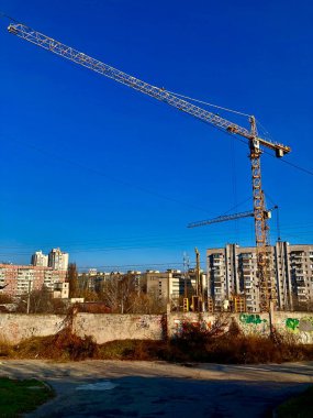 Şehirde inşaat var. İnşaat vinci ve açık hava