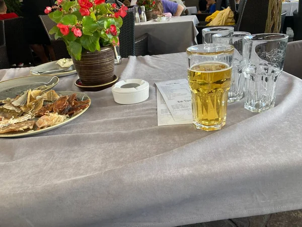 Lokantada açık havada bir masa, bir bardak bira ve servis..