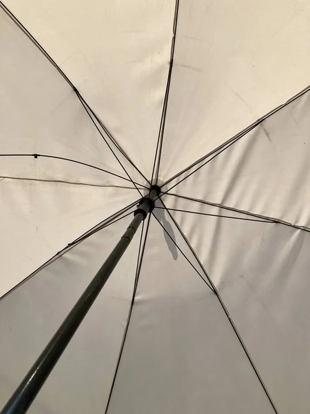 Primo piano di un vecchio ombrello grigio, dalla maniglia in su — Foto Stock