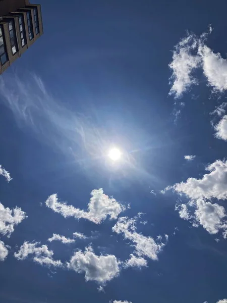 arka plan mavi gökyüzünde bulut ile