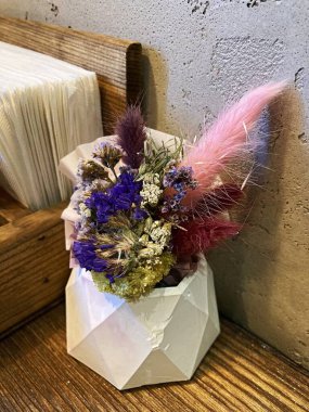 Buket onu ahşap bir kutuya koydu..