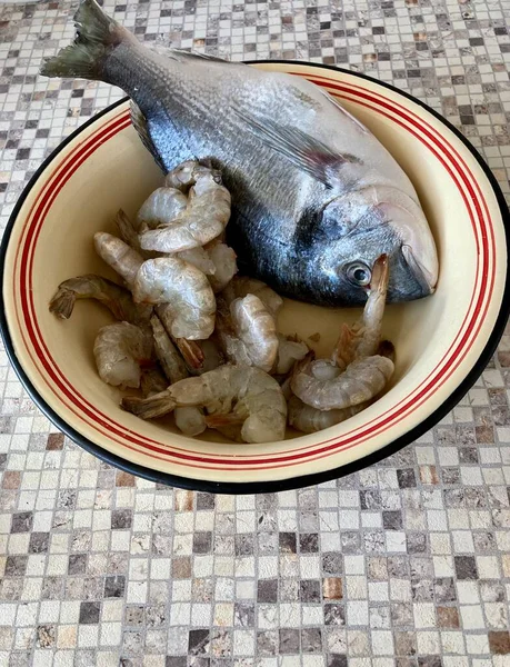 Lezzetli yemekler için donmuş balık ve karides.