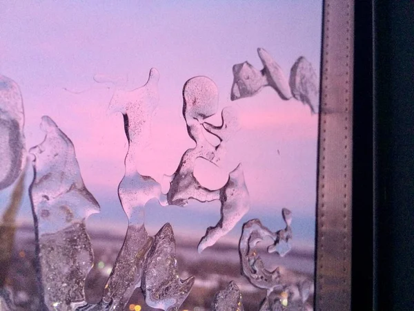 Güzel Yakın Çekim Kışlık Pencere Pane Kaplamalı Parlak Buz Kalıpları