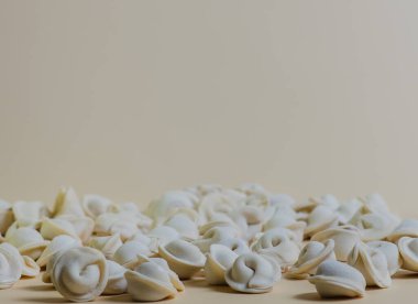 Donmuş hamur, doldurulmuş yiyecekler, masaya saçılmış börekler. Eklenecek yer, konsept, bulanıklık