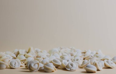 Donmuş hamur, doldurulmuş yiyecekler, masaya saçılmış börekler. Eklenecek yer, konsept, bulanıklık