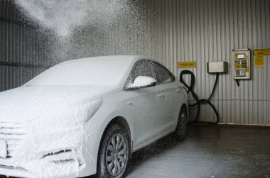 Moskova, Rusya, 14 Ağustos 2021: Ödeme bir oto yıkama makinesinin ATM 'sinden yapılıyor.