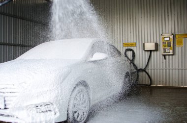 Moskova, Rusya, 14 Ağustos 2021: Ödeme bir oto yıkama makinesinin ATM 'sinden yapılıyor.