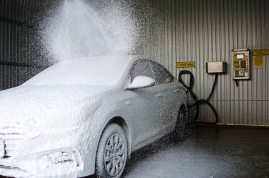 Moskova, Rusya, 14 Ağustos 2021: Ödeme bir oto yıkama makinesinin ATM 'sinden yapılıyor.