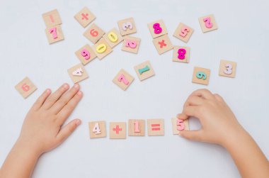 Beş yaşındaki çocuk aritmetiği ahşap sayılar kümesiyle öğreniyor..