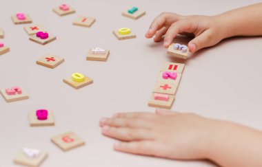 Beş yaşındaki çocuk aritmetiği ahşap sayılar kümesiyle öğreniyor..