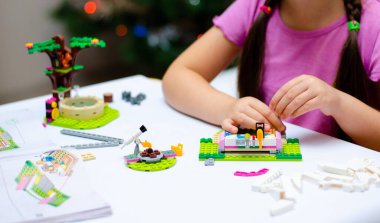 Çocuk, tatil için sunulan bir inşaatçıyı hevesle bir araya getiriyor. Bulanık, odaklanmış, seçici odaklanma. Boşluğu kopyala