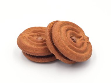 Kızarmış böcekler. Beyaz arka planda izole edilmiş çekirge ve kaffir kireç yapraklı kızarmış cırcır böcekleri.