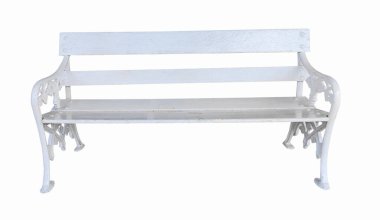 Beyaz arkaplanda beyaz park bankı izole edildi
