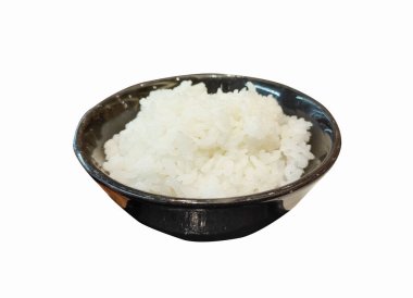 Beyaz arka planda beyaz bir kasede pilav.