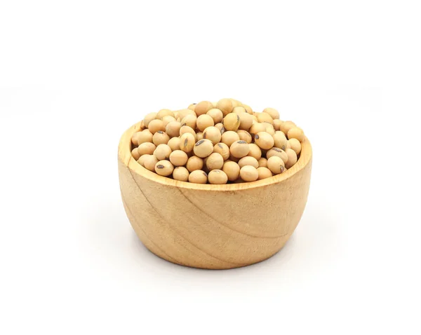 白地に隔離された木椀の中の大豆の種 — ストック写真