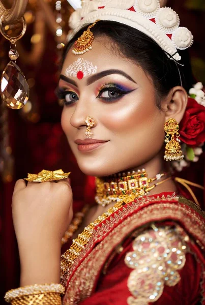 Portrait Beautiful Bride Elegant Wedding Dress Bridal Jewelry Bangle Makeup — ストック写真