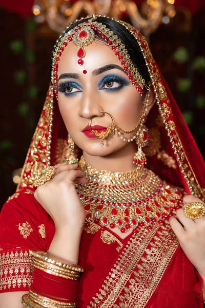 Portret Van Een Prachtige Bruid Elegante Trouwjurk Met Bruids Sieraden — Stockfoto