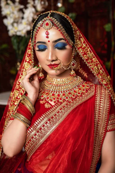 Retrato Uma Noiva Bonita Vestido Noiva Elegante Com Jóias Nupciais — Fotografia de Stock