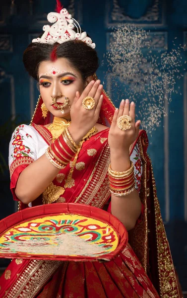 Porträt Einer Wunderschönen Bengalibraut Elegantem Brautkleid Mit Brautschmuck Und Armreif — Stockfoto
