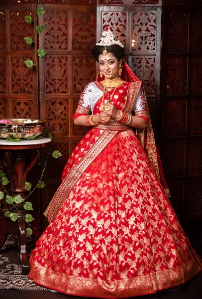 Portret Van Een Prachtige Bengali Bruid Elegante Trouwjurk Met Bruids — Stockfoto