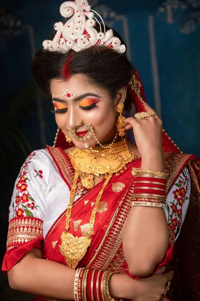 Portrét Krásné Bengálské Nevěsty Elegantních Svatebních Šatech Svatební Šperky Náramek — Stock fotografie